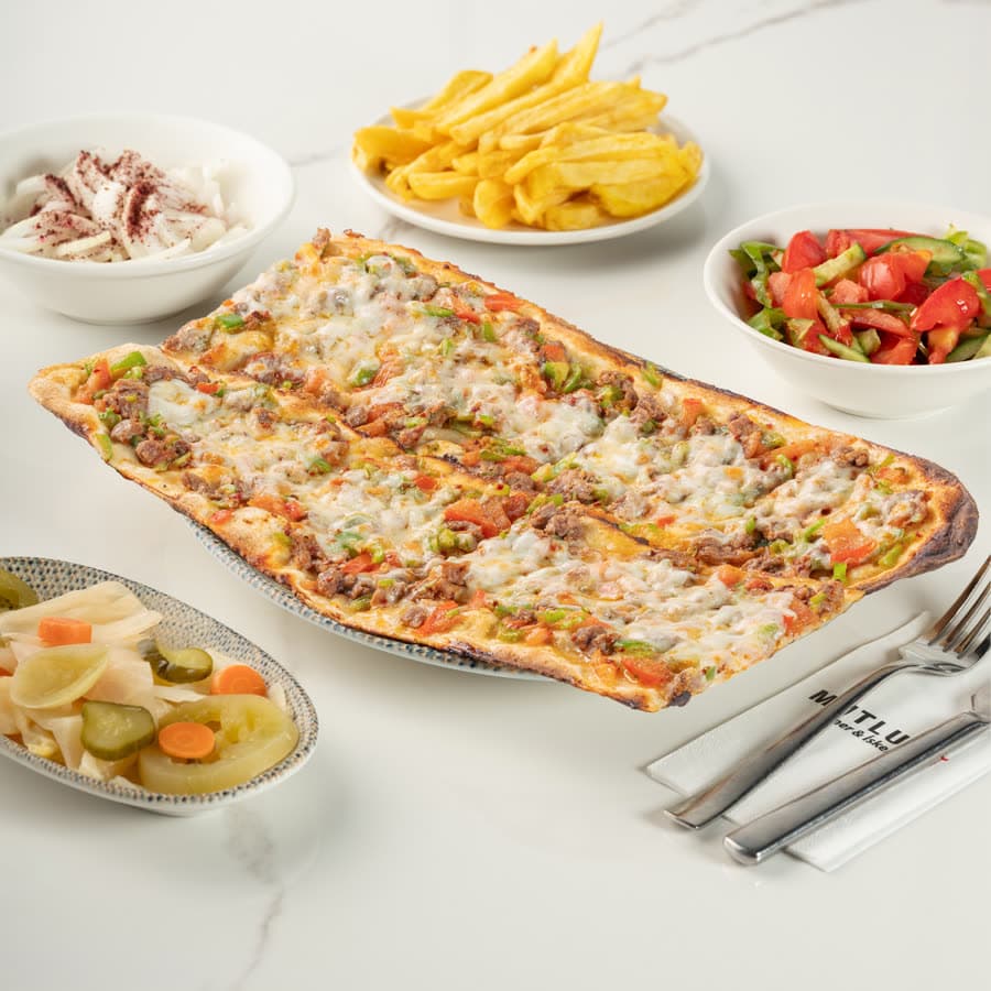 Taş fırında karışık pide: kaşar peyniri, et ve sebzeyle